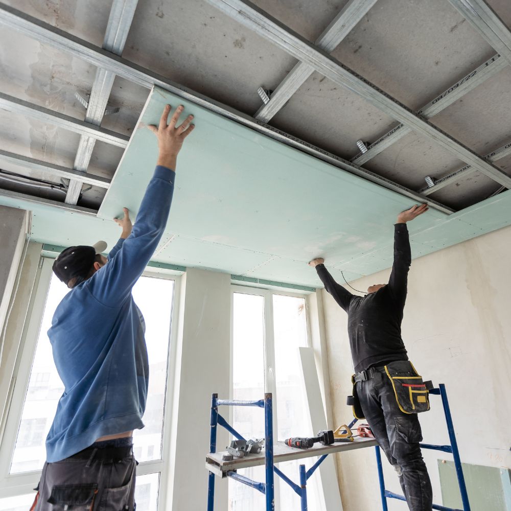 Beispielabbildung: Arbeiten an einer abgehängten Decke